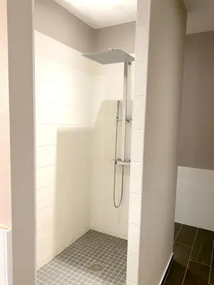 Salle de bains dans l'établissement Manoir majestueux à Chaniers avec piscine privée