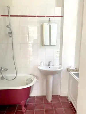 Salle de bains dans l'établissement Manoir majestueux à Chaniers avec piscine privée