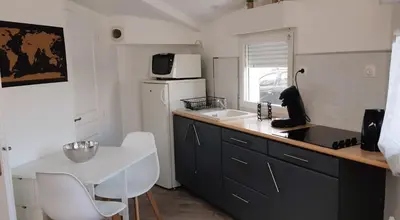 Cuisine ou kitchenette dans l'établissement Appartement chaleureux à 5 mins de La Rochelle