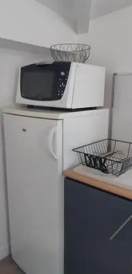 Cuisine ou kitchenette dans l'établissement Appartement chaleureux à 5 mins de La Rochelle