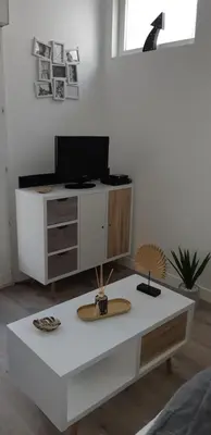 Télévision ou salle de divertissement dans l'établissement Appartement chaleureux à 5 mins de La Rochelle