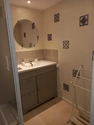 Salle de bains dans l'établissement Maison cocooning à 20 min des plages
