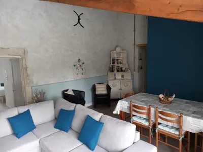 Coin salon dans l'établissement Maison cocooning à 20 min des plages