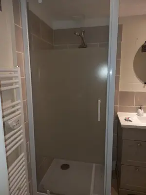 Salle de bains dans l'établissement Maison cocooning à 20 min des plages