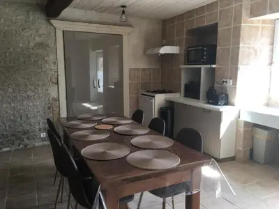 Cuisine ou kitchenette dans l'établissement Gites Le Cheval Noir