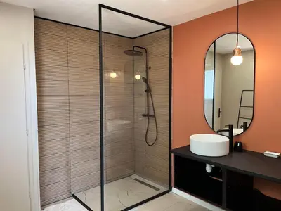 Salle de bains dans l'établissement Les Camélias proche La Rochelle