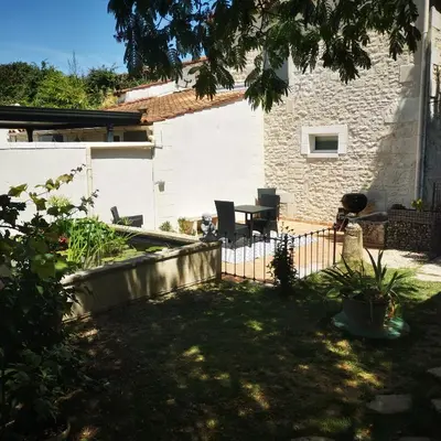 Jardin de l'établissement Studio meublé et équipé avec jardin et terrasse privée