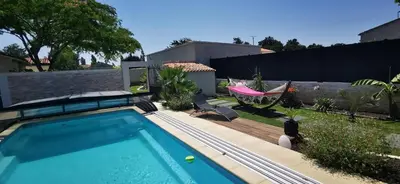 Piscine de l'établissement Studio meublé et équipé avec jardin et terrasse privée ou située à proximité