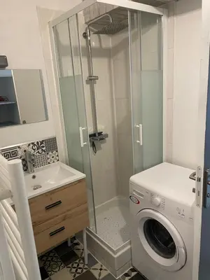 Salle de bains dans l'établissement Logement en bord de port