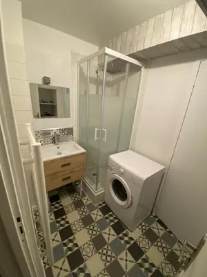 Salle de bains dans l'établissement Logement en bord de port
