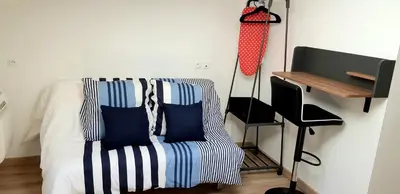 Télévision ou salle de divertissement dans l'établissement Escapade Niortaise - Studios climatisés hyper-centre de Niort