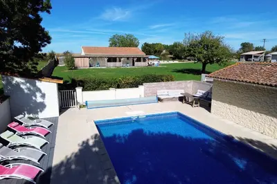 Piscine de l'établissement La Bourdetaise ou située à proximité