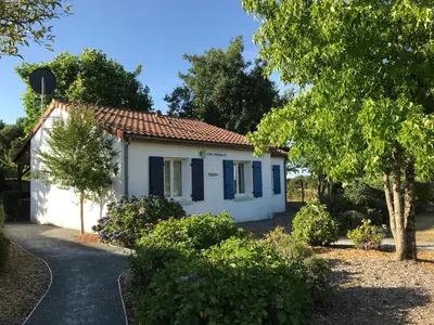Jardin de l'établissement Spacious villa with garden and pool