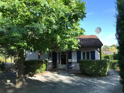 Jardin de l'établissement Spacious villa with garden and pool