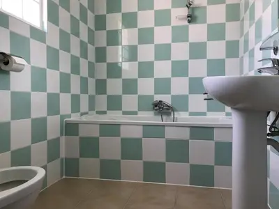 Salle de bains dans l'établissement Spacious villa with garden and pool