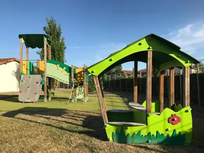 Aire de jeux pour enfants de l'établissement Spacious villa with garden and pool