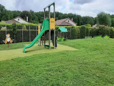 Aire de jeux pour enfants de l'établissement Spacious villa with garden and pool