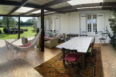 Jardin de l'établissement Maison indépendante sur grand terrain clos