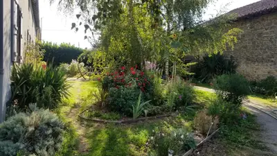 Jardin de l'établissement Chambres et gîte dans un lieu calme et champêtre Gourgé Les Grippeaux proche Parthenay