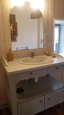 Salle de bains dans l'établissement Chambres et gîte dans un lieu calme et champêtre Gourgé Les Grippeaux proche Parthenay