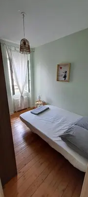 Un ou plusieurs lits dans un hébergement de l'établissement Jolie maison de ville avec un extérieur au calme - Les Dragons de la Chamoiserie NIORT