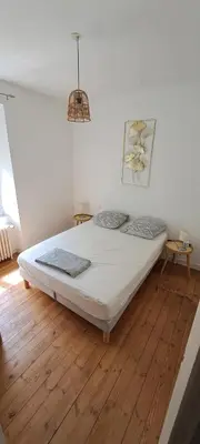 Un ou plusieurs lits dans un hébergement de l'établissement Jolie maison de ville avec un extérieur au calme - Les Dragons de la Chamoiserie NIORT