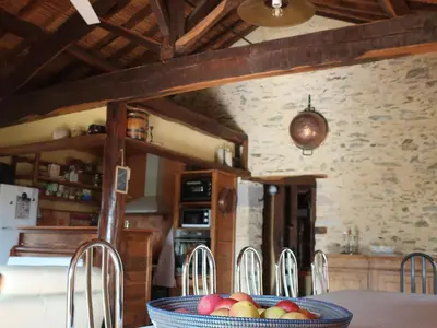 Cuisine ou kitchenette dans l'établissement Gîte écoresponsable avec 4 chambres, terrasse et activités, proche LPO, chauffage au sol - FR-1-426-486