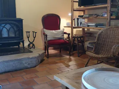 Coin salon dans l'établissement Gîte écoresponsable avec 4 chambres, terrasse et activités, proche LPO, chauffage au sol - FR-1-426-486