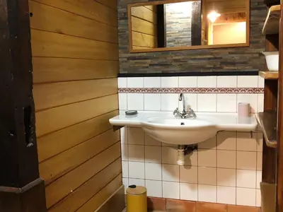 Salle de bains dans l'établissement Gîte écoresponsable avec 4 chambres, terrasse et activités, proche LPO, chauffage au sol - FR-1-426-486