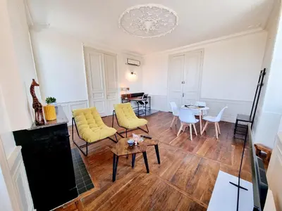 Coin salon dans l'établissement Superbe T2 lumineux avec fibre