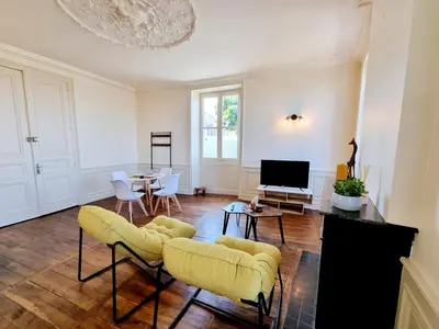 Télévision ou salle de divertissement dans l'établissement Superbe T2 lumineux avec fibre