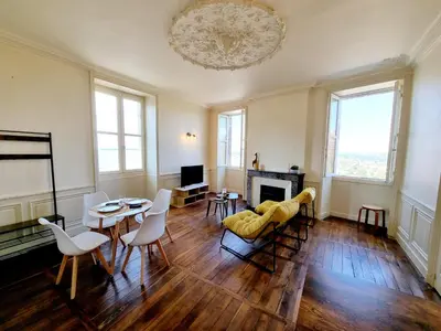 Coin salon dans l'établissement Superbe T2 lumineux avec fibre