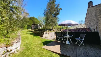 Jardin de l'établissement ENTRE PIERRE ET BOIS