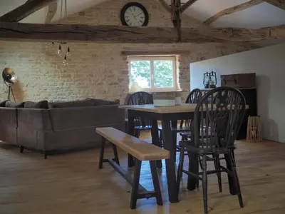 Coin salon dans l'établissement Pays de Joie - Gite-Loft Le Piano