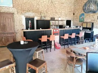 Coin salon dans l'établissement Pays de Joie - Gite-Loft Le Piano