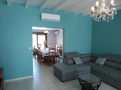 Coin salon dans l'établissement Gîte climatisé les hirondelles