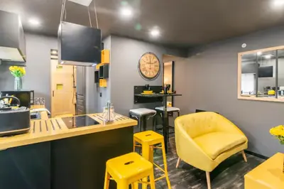 Cuisine ou kitchenette dans l'établissement Black & y'hello T2 : WIFI/PARKING/ 5' centre-ville