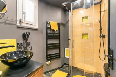 Salle de bains dans l'établissement Black & y'hello T2 : WIFI/PARKING/ 5' centre-ville