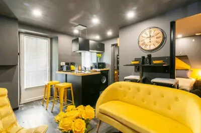 Cuisine ou kitchenette dans l'établissement Black & y'hello T2 : WIFI/PARKING/ 5' centre-ville