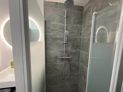 Salle de bains dans l'établissement - Le Nuage - Unique, espace Spa privatif et jardin avec plancha et salon privatif, stationnement public gratuit
