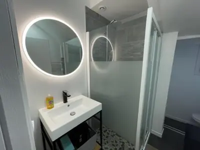Salle de bains dans l'établissement - Le Nuage - Unique, espace Spa privatif et jardin avec plancha et salon privatif, stationnement public gratuit