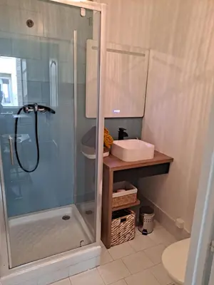 Salle de bains dans l'établissement studio cosy meublé, terrasse et patio pour vélo