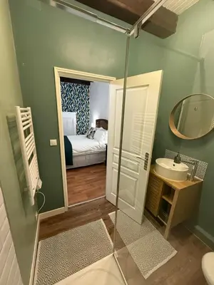 Salle de bains dans l'établissement Maison Dix Tusson