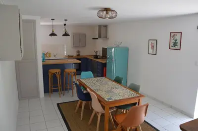 Cuisine ou kitchenette dans l'établissement La Roche Cantin