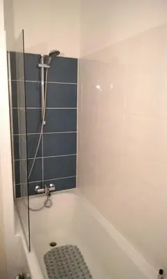 Salle de bains dans l'établissement La maison de Dom