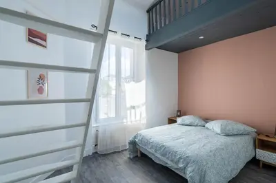 Un ou plusieurs lits dans un hébergement de l'établissement Maison de ville en plein centre avec terrasse