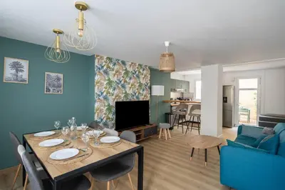 Télévision ou salle de divertissement dans l'établissement Maison de ville en plein centre avec terrasse