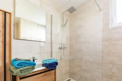 Salle de bains dans l'établissement Maison de vacance à 15 minutes de Royan