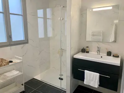 Salle de bains dans l'établissement Résidence Services Senior Montana