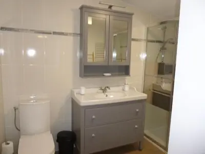 Salle de bains dans l'établissement LES RIVES DE LA DIVE les chambres 123 coaching